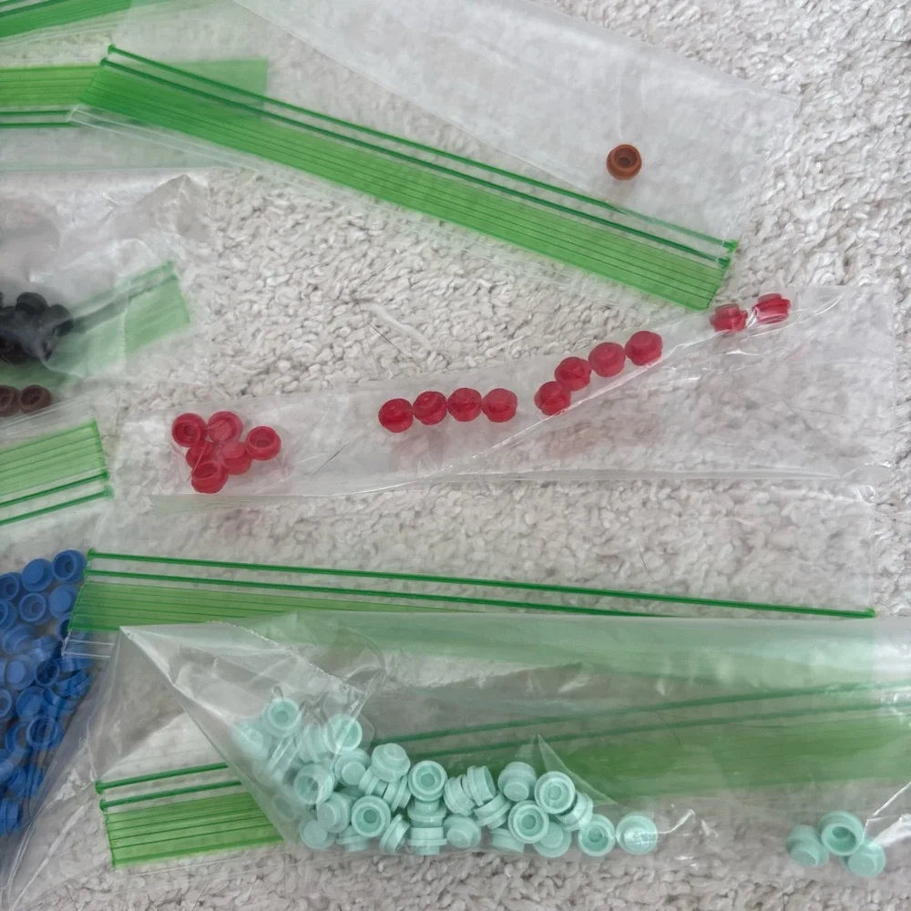 Assorted LEGO Round 1x1 Plates in Multiple Colors - Picture 4 of 9